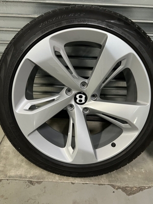 22 bentley bentayga silver oem wheel set (4) with pirelli tires 36a601025 Bild 6