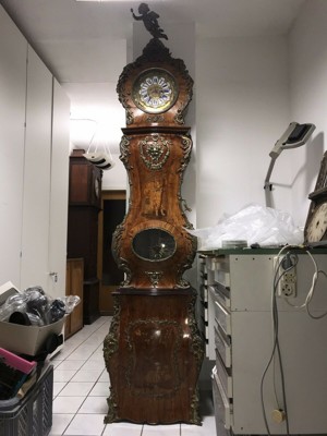 Französische Prunkstanduhr mit Bronze Verzierungen mit sehr schönem Gehäuse