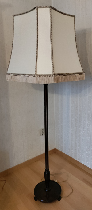 Stehlampe mit Nußbaum Holzfuß und Textilschirm Vintage Bild 1