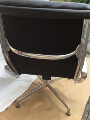 Vitra Charles Eames Aluminium Soft Pad Chair EA 222 Leder schwarz Bild 4