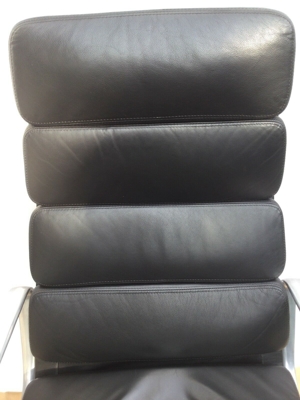 Vitra Charles Eames Aluminium Soft Pad Chair EA 222 Leder schwarz Bild 5