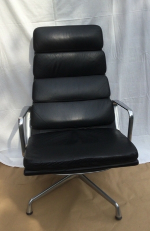 Vitra Charles Eames Aluminium Soft Pad Chair EA 222 Leder schwarz Bild 2