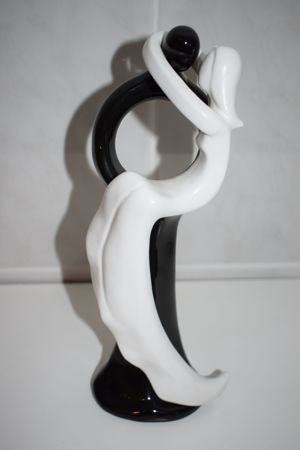 MANN & FRAU UMARMUNG Keramik glasiert 29 cm schwarz weiß !NEU! Bild 1