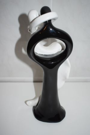 MANN & FRAU UMARMUNG Keramik glasiert 29 cm schwarz weiß !NEU! Bild 2