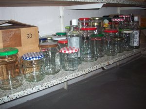 Einmachgläser, Marmeladengläser, Gurkengläser und Glasflaschen zu verschenken