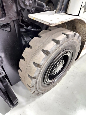 2011 yale 5000 lb pneumatic lpg forklift outdoor tires air Bild 2