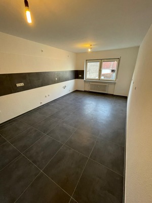 Schöne 3 Zimmer Wohnung Frisch Renoviert mit Balkon und Garage in Top Lage Bild 3