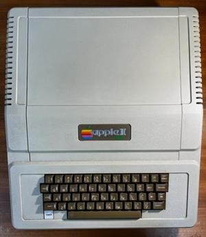 Original Apple II plus mit UHF Modulator inkl. 2 Paddles, Manuals, 1. Hand 1980 Bild 1