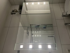 Schöner Badezimmerspiegel mit viel Stauraum Bild 2
