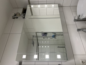 Schöner Badezimmerspiegel mit viel Stauraum Bild 1
