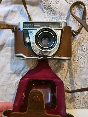Alte Kamera von Kodak mit Ledertasche