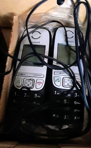 Telefone für Festnetz auch Tragbare dabei alle noch In Ordnung Grund wegen DECT  UMSTELLUNG   Bild 5