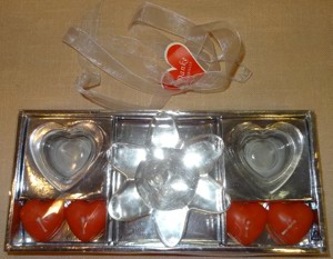 DT Quelle Geschenkset :4 Kerzen 2 Kerzenhalter in Herzform Dekoblüte+ Glassteine unbenutzt, original Bild 2