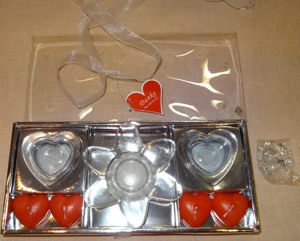 DT Quelle Geschenkset :4 Kerzen 2 Kerzenhalter in Herzform Dekoblüte+ Glassteine unbenutzt, original Bild 4
