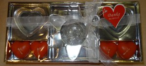 DT Quelle Geschenkset :4 Kerzen 2 Kerzenhalter in Herzform Dekoblüte+ Glassteine unbenutzt, original