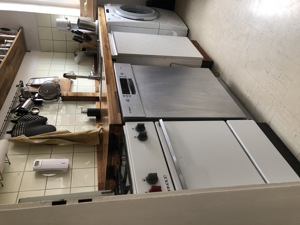 Beidseitige Küchenzeile mit Unter- und Hochschränken, Spüle und Warmwasserboiler zu verschenken Bild 1