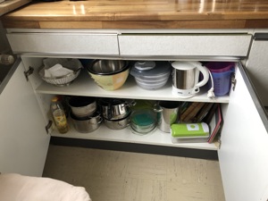 Beidseitige Küchenzeile mit Unter- und Hochschränken, Spüle und Warmwasserboiler zu verschenken Bild 3