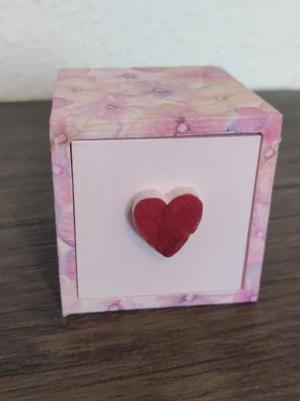 Kleines handbemaltes und decoupiertes Holzkästchen mit rosa Blumenmotiv - Matt lackiert Bild 1