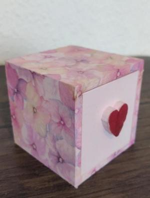 Kleines handbemaltes und decoupiertes Holzkästchen mit rosa Blumenmotiv - Matt lackiert Bild 3