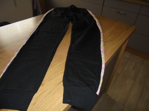 Damen  Buffalo Jogginghose Freizeithose Gr. 34 schwarz mit bunter Bordüre