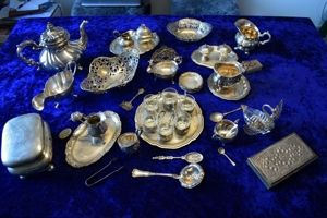 Silber Silberschatz Dachbodenfund England Russland Milch Zucker Salz Schalen