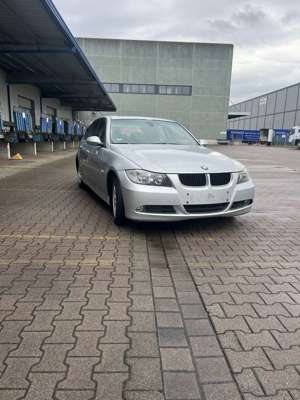 BMW 320 320i Bild 2