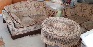 Gut erhaltene Drei- und Zweisitzer Sofa mit Tisch zu verkaufen. Bild 2