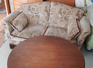Gut erhaltene Drei- und Zweisitzer Sofa mit Tisch zu verkaufen. Bild 3