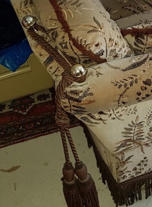 Gut erhaltene Drei- und Zweisitzer Sofa mit Tisch zu verkaufen. Bild 4