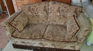 Gut erhaltene Drei- und Zweisitzer Sofa mit Tisch zu verkaufen. Bild 5