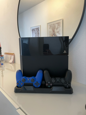 PS4 inkl. 2 Spiele, 3 Controller und Ständer Bild 2