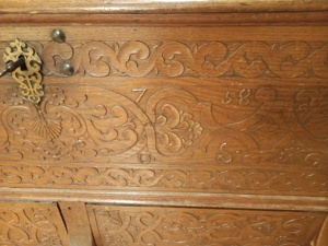 schöne antike Truhe 18.Jahrh, Massivholz, Reliefschliff, mit Schubladen Bild 8
