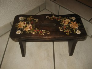 kleiner Hocker Holzschemel kleine Sitzgelegenheit Sitz Stuhl Schemel aus Holz Blumenbank verkeilt