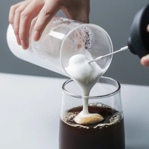 Elektrischer Milchaufschäumer Schneebesen für Kaffee Crema mit Glasbecher Bild 3