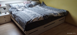 Bett mit zwei fast neuen hochwertigen Rosten  Bild 1