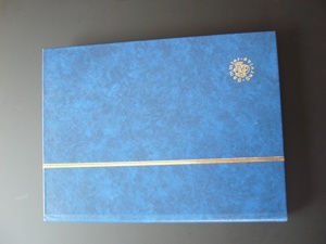 Neue Briefmarkenalben, blau