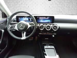 Mercedes-Benz A 200 d *8G-DCT*DISTRONIC*LED*KAMERA*MBUX*KEYLESS*... Bild 5