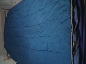 Mikrofaser Steppdecke 1.35 m x 2.00 m. Neuwertig. Kopfkissen 40 X 80 cm.