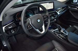 BMW 530 5er 530d xDrive Touring Aut. Luxury Line Bild 3