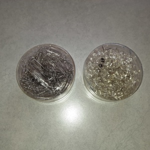 Pinnwandnadeln und Büroklammern zu verkaufen