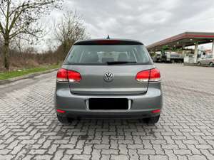 Volkswagen Golf 1.6 TDI TÜV NEU Bild 2