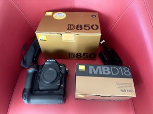 Nikon D850 Body inkl. MB-D18 Battery Pack Bild 2