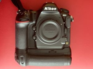 Nikon D850 Body inkl. MB-D18 Battery Pack Bild 1