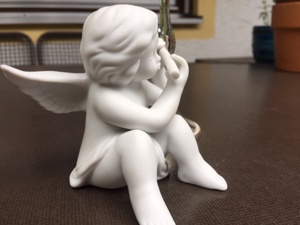  sitzender Rosenthal- Engel auf einer Queflöte spielend Bild 1