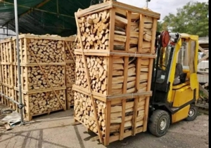 Brennholz, hart und trocken verfügbar. Bild 3