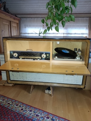 Antike Musiktruhe 50er Jahre mit Radio Philipps Jupiter und 10-Platten-Wechselplattenpieler Bild 1