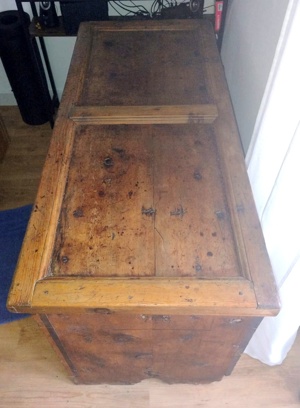  Antiquitätsunikat:  Uralte und sehr gepflegte HOLZTRUHE Bild 4