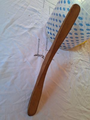 antiker Kleiderbügel aus Holz Bild 3