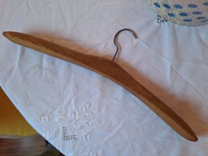 antiker Kleiderbügel aus Holz Bild 2