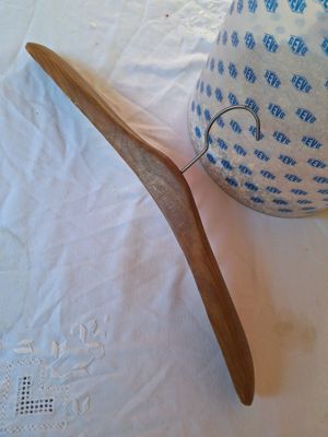 antiker Kleiderbügel aus Holz Bild 4